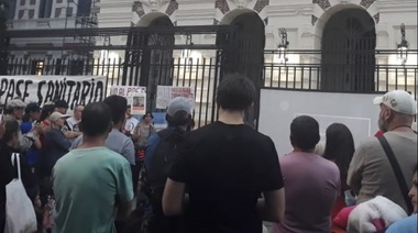 Por varias horas ciudadanos protestaron frente a la Gobernación contra el "Pase sanitario"