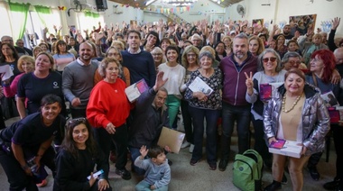 Mayra Mendoza entregó más de 300 tablets a personas mayores en Quilmes