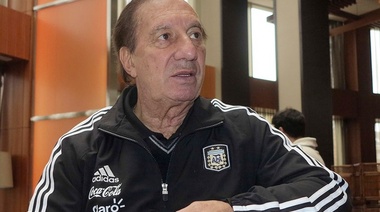 Bilardo se encuentra internado pero en recuperación, dijo el hermano del popular entrenador