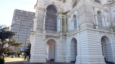Refaccionan el histórico Palacio Municipal de La Plata, después de largos años de abandono
