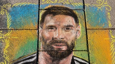 La Pulga en tiza y carbón, el impactante retrato de Messi que se llevó todas las miradas en el Fan Fest