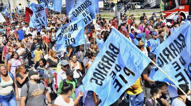 Barrios de Pie reclama leche frente a oficinas de Mastellone en Puerto Madero