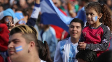 A pleno, en el #FanFest de Plaza Moreno se vivió con pasión el triunfo de la Selección