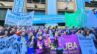 El Frente Sindical Universitario hizo un “banderazo” en defensa de la educación pública