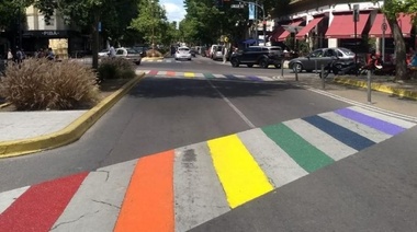 En La Plata, pintan sendas peatonales con los colores de la diversidad