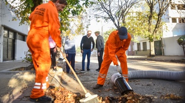 Operativo Otoño: el Municipio sumó modernas máquinas aspiradoras para recolectar la hojarasca
