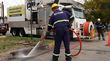 Con camiones desobstructores, el Municipio de La Plata trabaja en la limpieza de sumideros en los barrios