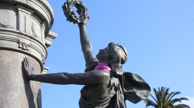 Por el mes del Cáncer de Mama, colocaron pañuelos color rosa a estatuas y monumentos de la ciudad