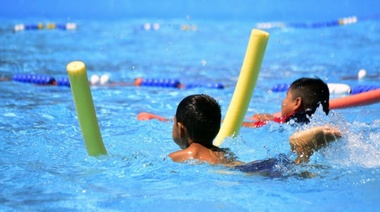 Con clases de natación y gimnasia en el agua, se puso en marcha el programa “Aprendiendo a nadar”