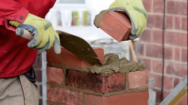 Economía al rojo: la construcción cayó un 24,6% en febrero y la producción industrial un 9,9%