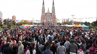 Una multitud disfrutó de gastronomía, música y danzas niponas en Plaza Moreno