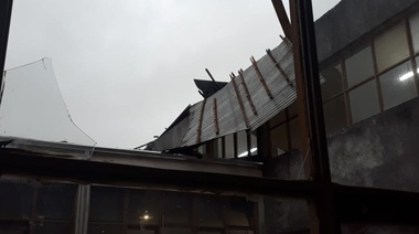 Por la tormenta: Se voló el techo de la Escuela Técnica 5 de La Plata