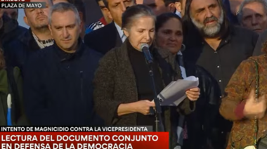 Dirigentes de diferentes sectores asisten a lectura de un documento en Plaza de Mayo