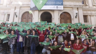 Pañuelazo en la UNLP, y facilidades para que tanto personal como alumnos se movilicen el miércoles a apoyar "aborto legal"