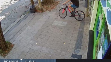Sorprenden y detienen a sujeto en una plaza con una bicicleta robada