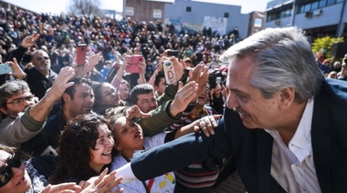 Fernández acusó al Gobierno de "no dar vacunas a los chicos" y de "complicar tratamientos de HIV"