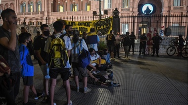 Maradona recibe el último adiós de miles de personas en la Casa Rosada