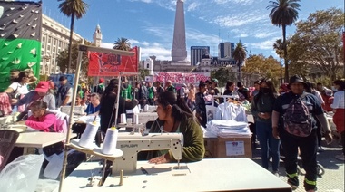 Organizaciones sociales de izquierda desarrollan un "feriazo" en Plaza de Mayo