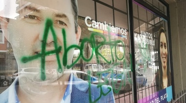 En Mar del Plata, atacaron un local partidario de senador de Cambiemos que se pronunció por “las dos vidas”