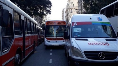 Escándalo desde Berisso: Radical Nedela mandó combi del Municipio a un acto “por las dos vidas”