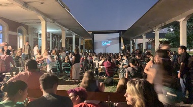 Disfrutando el verano, los vecinos se volcaron a ver cine al aire libre en exitoso ciclo de la Municipalidad