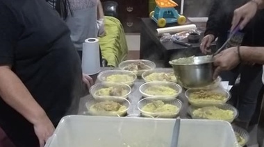 Vecinos solidarios de La Plata salen los viernes por la noche con un plato de comida para los que más necesitan