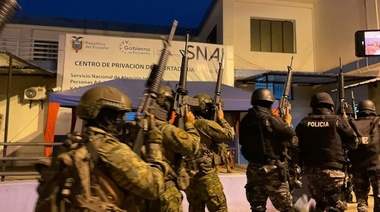 Policías y militares incursionan en dos cárceles de Ecuador bajo estado de excepción
