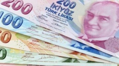 La lira turca acelera su devaluación al caer su cotización 13% frente al dólar y el euro