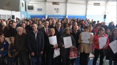 Perechodnik, al entregar escrituras a vecinos de Pilar: “Estamos al lado de la gente en estos momentos difíciles”