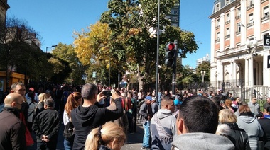 Vecinos platenses se autoconvocan en sede de Justicia Federal para rechazar fallo por tomas de tierras en Los Hornos