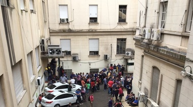 Trabajadores de Astillero Río Santiago mantienen tomado el ministerio de Economía, y quieren que Lacunza los reciba