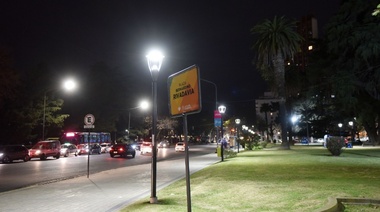 Luces LED, circuito aeróbico y juegos infantiles: culminó la renovación de las plazas Rivadavia y Almirante Brown