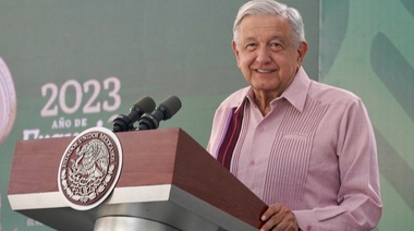 Presidente de México critica postura "politiquera" de gobernadores estadounidenses de Texas y Florida contra migrantes
