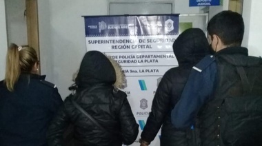 En la zona roja, detienen a dos travestis acusadas de comercializar droga “al menudeo”