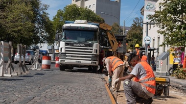 Pavimentación y recambio de paradas: el Municipio encara una obra histórica en Plaza Rocha