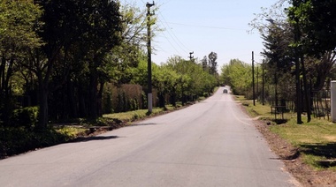 Con nuevo asfalto y tareas hidráulicas, avanza una importante obra vial en City Bell