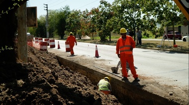 El Municipio encara obras de asfalto en más de 60 cuadras de los barrios platenses