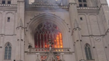 Se incendió la catedral de Nantes yla Justicia investiga si fue intencional