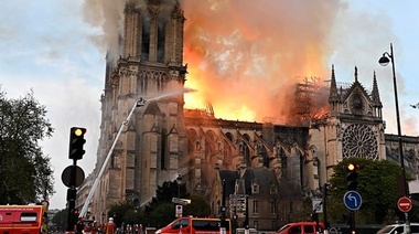 Anuncian la extinción del incendio en Notre Dame y creen que fue accidental