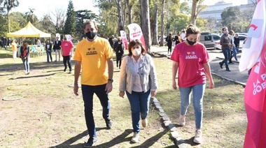 De recorrida por la ciudad, Garro y Ocaña participaron de una “Caminata saludable” junto a adultos mayores