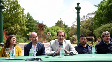 La Plata: Garro junto al especialista indio que se encuentra evaluando a la elefanta Pelusa