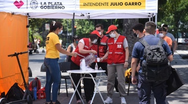 En La Plata instalan puntos de hidratación por distintos lugares, y distribuyó 80 mil litros de agua en barrios