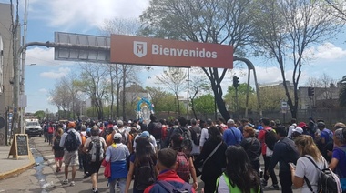 Con cantos y rezos, peregrinos de todo el país marchan a Luján en la 45° Peregrinación Juvenil