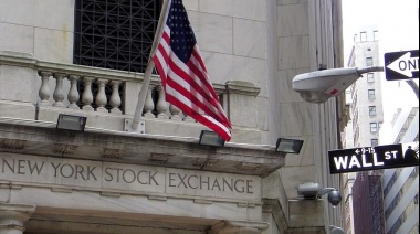 Bajan las acciones en Wall Street ante postergación de bajas de tasas de la FED
