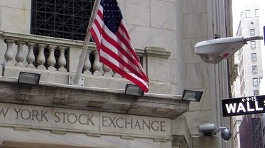 Suben acciones en Wall Street después de señales de la FED que podría frenar suba de tasas