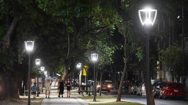 Renuevan la iluminación en el sendero que conecta Plaza Moreno con Parque Saavedra