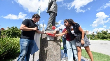 Con un encuentro en Plaza Moreno, la UCR platense conmemoró 40 años de democracia