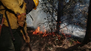 Nación refuerza las tareas para controlar el incendio forestal cercano a El Bolsón