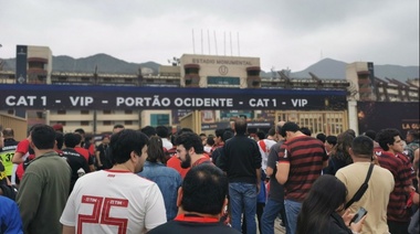La policía peruana no permitió a los hinchas colocar banderas en los alambrados