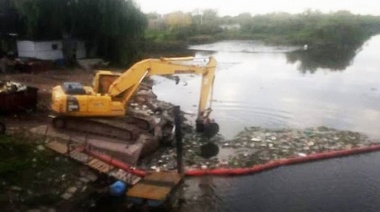 Río Reconquista: Continúan recolectando residuos flotantes
